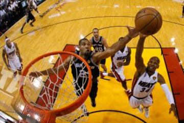 Tim Duncan de los San Antonio Spurs y Ray Allen de los Heat de Miami después de un repunte en el cuarto trimestre durante el sexto partido de las Finales de la NBA 2013