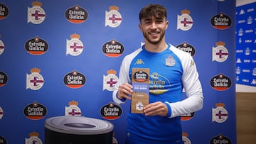 Adrià Altimira recibe el premio Adrià Altimira recibe el premio de ‘Jugador Estrella Galicia’ del Deportivo en el mes de enero.