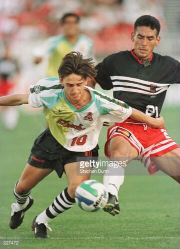Mella jugó en el New England Revolution en 1996, y luego en el San José Clash, en 1998.