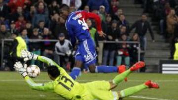 Keylor Navas detiene un disparo a bocajarro ante Embolo en el Basilea-Real Madrid de la temporada 2014-15.