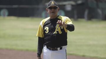 El político mexicano y candidato a la presidencia México no sólo disfruta el beisbol, sino que lo ha practicado durante varios años en ligas amateur. 