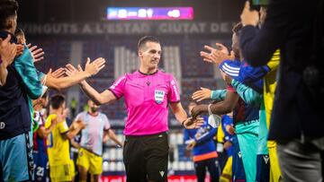 Pasillo realizado por los jugadores de Levante y Cádiz a Estrada Fernández en su despedida del arbitraje.