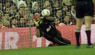 El 19 de enero de 2003 durante el partido de Primera Divisi¨®n entre el Real Madrid y el Atl¨¦tico de Madrid, Burgos, le par¨® un penalti a Figo con la cara que le acab¨® rompiendo la nariz.