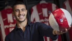 Mario Hermoso sujeta un bal&oacute;n del Atl&eacute;tico antes de la entrevista con AS