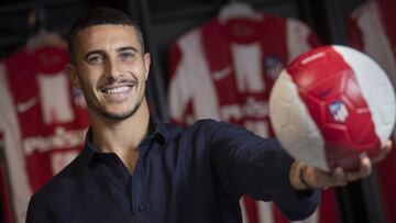 Mario Hermoso sujeta un balón del Atlético antes de la entrevista con AS