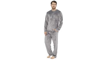 Clido y suave: te contamos cmo es el pijama polar para hombre ms vendido en Amazon