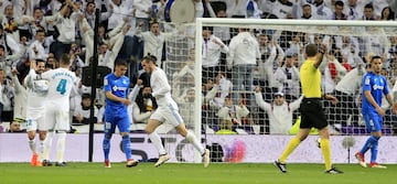 Bale scores the first goal of the night. (1-0)