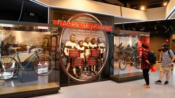 GRAFCAV9597. BILBAO, 19/06/2023.-Exposición en el museo del Athletic Club, donde este lunes ha presentado una nueva exposición enmarcada en los actos por la celebración del 125 aniversario de la entidad y estrechamente ligada a la salida del Tour de Francia 2023 en la capital vizcaína, una muestra que detalla la histórica relación entre el Athletic Club y el ciclismo. EFE/Luis Tejido