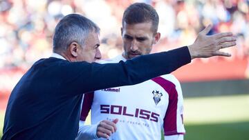 Lucas Alcaraz da &oacute;rdenes durante el partido de LaLiga SmartBank entre el Girona y el Albacete.