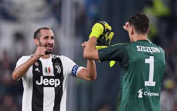 Soccer Football - Serie A - Juventus v Napoli - Allianz Stadium, Turin, Italy - September 29, 2018  Juventus' Giorgio Chiellini celebrates after the match with Wojciech Szczesny   REUTERS/Alberto Lingria