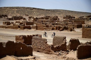 A veces la carrera atraviesa pueblos abandonados en el desierto.