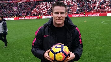 Gameiro con el bal&oacute;n tras su hat-trick. 