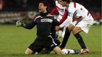 Es turno para un arquero. Palop le dio al Sevilla la Europa League de 2007 con un gol de cabeza al minuto 94 ante el Espanyol, empató el partido y luego en los penales atajó tres, para ser la gran figura del partido.