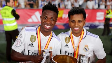 Vinicius y Rodrygo, la gran conexión brasileña, posan con el trofeo.