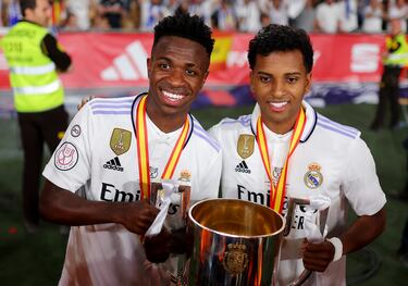 Vinicius y Rodrygo, la gran conexión brasileña, posan con el trofeo.