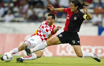 El defensa central llegó al Atlas en 2005 y aunque fue capitán, muy pocos se acuerdan de él. Ese mismo año fue convocado por primera vez con la Selección Argentina, en su debut, ante México, anotó un autogol.