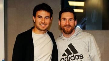 Sergio 'Checo' Pérez se tomó una foto con Lionel Messi y otros jugadores del Barcelona.