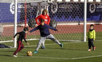 El estadio Vicente Calderón acogió el entrenamiento ante sus aficionados.