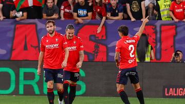 PAMPLONA, 14/09/2025.- El delantero de Osasuna Iker Benito (d) celebra tras marcar el segundo gol ante el Rayo, durante el partido de la cuarta jornada de LaLiga EA Sports que CA Osasuna y Rayo Vallecano disputan este domingo en el estadio El Sadar, en Pamplona. EFE/Villar López