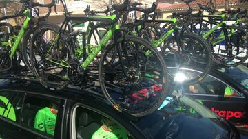 El equipo Cannondale, con sus bicicletas con frenos de disco, antes de partir a la salida de la Vuelta a Andaluc&iacute;a en el Rinc&oacute;n de la Victoria.
