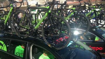 El equipo Cannondale, con sus bicicletas con frenos de disco, antes de partir a la salida de la Vuelta a Andalucía en el Rincón de la Victoria.