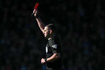 Escalofriante patada del portero Liam Roberts del Millwall de la Championship a Jean-Philippe Mateta jugador del Crystal Palace durante el encuentro de la FA Cup. El rbitro Michael Oliver le mostr la roja. 