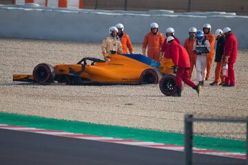 La rueda trasera derecha del McLaren de Fernando Alonso se salió, lo que provocó la bandera roja en pista.