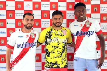 El colombiano (a la derecha) llegó a Curicó Unido como figura desde Independiente Medellín. Solo ha disputado dos partidos desde que llegó a Chile.