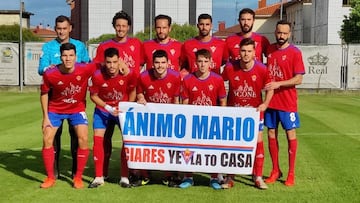 Los jugadores del UC Ceares muestran una pancarta de apoyo a su compañero Mario Buelga, lesionado de gravedad, antes del encuentro que les enfrentó al CD Arenteiro en el campo de La Cruz de Gijón/Xixón, correspondiente a la Jor