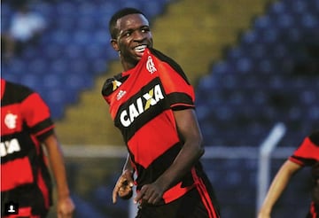 Vinícius debutó finalmente con el primer equipo el 13 de mayo de 2017 disputando los últimos diez minutos del empate 1-1 ante el Clube Atlético Mineiro.