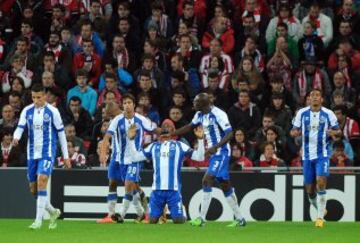 Jackson Martínez celebra con sus compañeros de equipo después de anotar durante el partido de fútbol de la UEFA Champions League,