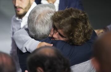 Abrazo entre Griezmann y Enrique Cerezo. 