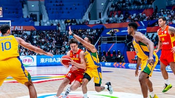 Juan Núñez, base de la Selección, ataca a la defensa brasileña durante la segunda jornada del Mundial.