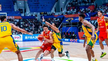 Juan Núñez, base de la Selección, ataca a la defensa brasileña durante la segunda jornada del Mundial.