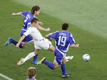 Dmitri Kirichenko marca el primer gol del Rusia - Grecia de la fase de grupos de la Eurocopa de 2004.