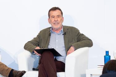 Pocas horas después de poner un tuit dando los buenos días con su gato en la cabeza, Fernando Sánchez Dragó falleció a los 86 años a causa de un infarto. Lo hizo el 10 de abril en su domicilio de Castilfrío de la Sierra, el pueblo de la provincia de Soria donde residía.