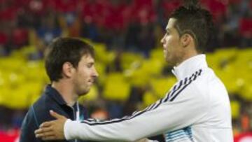 Messi y Cristiano se saludan en el &uacute;ltimo Cl&aacute;sico jugado en el Camp Nou.