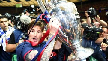 Barcelona&#039;s Argentinian forward Lionel Messi celebrates with the trophy after the UEFA Champions League Final football match between Juventus and FC Barcelona at the Olympic Stadium in Berlin on June 6, 2015.  FC Barcelona won the match 1-3.   AFP PHOTO / PATRIK STOLLARZ