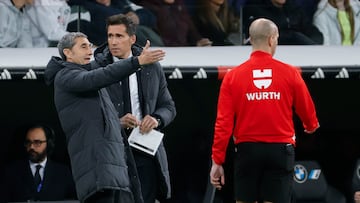 MADRID, 31/03/2024.- El entrenador del Athletic Club Ernesto Valverde (i) durante el partido de la jornada 30 de LaLiga que Real Madrid y Athletic Club de Bilbao disputan hoy domingo en el estadio Santiago Bernab¨¦u, en Madrid. EFE/Mariscal