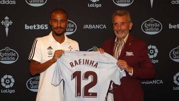 Rafinha posa con la camiseta del Celta junto al presidente de la entidad viguesa Carlos Mourinho.