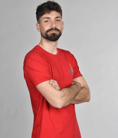 En Mediaset ya le conocen más que de sobra, puesto que fue pareja de Sofía Suescun, con la que participó también en el reality 'GH Dúo'. Sin embargo, no fue su relación con la navarra la que brindó la oportunidad de dar el salto a la fama, ya que fue con su romance con Isa Pantoja, la cual era amiga de su hermana. Esta relación le valió tener algún que otro problema familiar. Durante esta etapa vio cómo la hija de Isabel Pantoja concursaba en 'Supervivientes', reality en el que él, ahora, probará suerte.