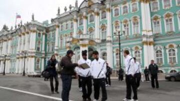 DE TURISMO. Eliseu, Isco y Camacho, ayer a su salida del museo Hermitage de San Petersburgo.