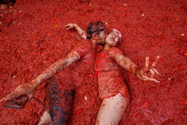 Una pareja disfruta de La Tomatina de Buñol, Valencia (España), que se celebra cada año el último miércoles del mes de agosto. 