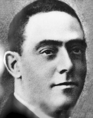 Juli Marial era jugador del primer equipo cuando aceptó el cargo de presidente del FC Barcelona el 6 de octubre de 1906, fue el sucesor de J. Soler ( presidente del Barcelona solo un año de 1905 a 1906 y del cual no hay ninguna imagen).  tuvo que vivir, al igual que su antecesor, momentos muy delicados tanto en el plano social como en el deportivo.