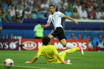 Leon Goretzka marca el gol a Guillermo Ochoa