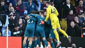 Los jugadores del Bournemouth celebran el gol de Evanilson ante el Aston Villa.