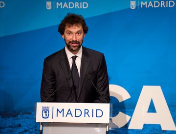 El jugador del Real Madrid, Sergio Llull, durante su intervención en la recepción del equipo en el Ayuntamiento de la ciudad. 