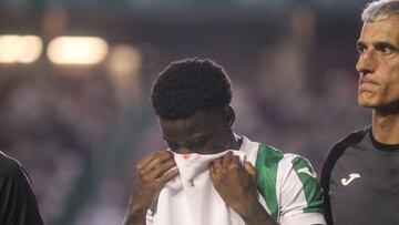 Partido de la Liga Hypermotion entre el Córdoba CF y el Burgos CF en el Estadio El Arcángel. (En la imagen, el jugador del Córdoba CF, Alisson abandona el partido tras recibir un golpe en la nariz)