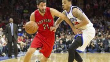 Greivis V&aacute;squez se libera de la marca del rookie de los Sixers K.J. McDaniels.