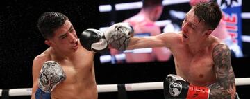 Julio César 'Rey' Martínez y Jay Harris cruzan golpes durante su combate por el Mundial WBC del peso mosca.